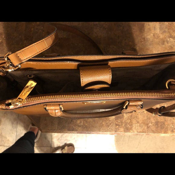 Michael Kors beige purse - Picture 4 of 10